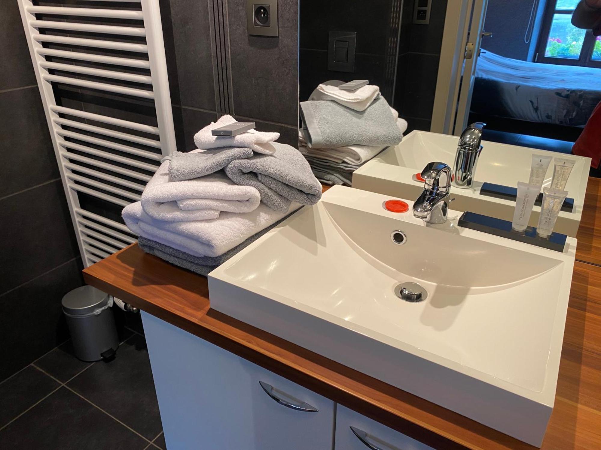 Les Sansonnets Hotel Vaux-sur-Sure Bagian luar foto